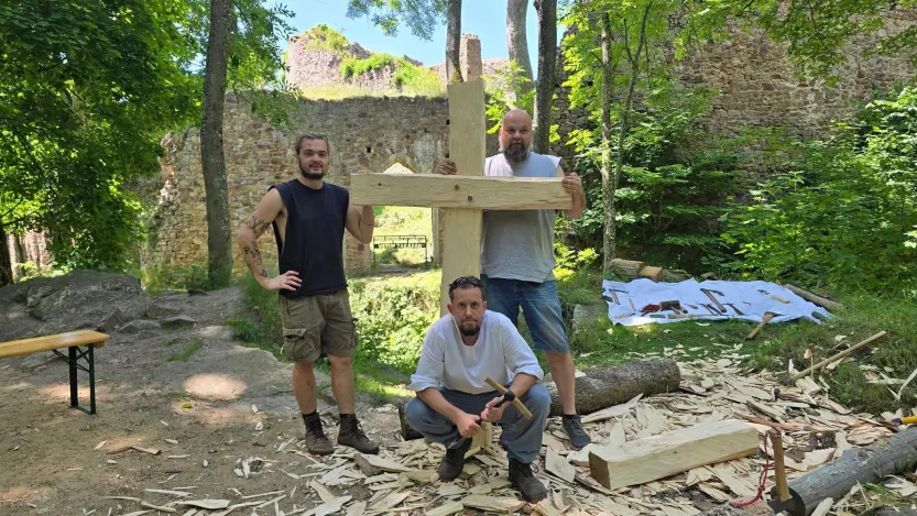 Ochranný kříž z jasanu roste znovu – přímo na hradě Valdek