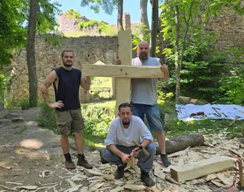 Ochranný kříž z jasanu roste znovu – přímo na hradě Valdek