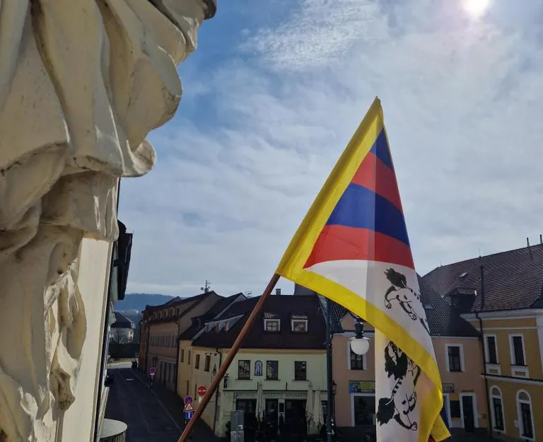 Beroun opět vyvěsilo tibetskou vlajku