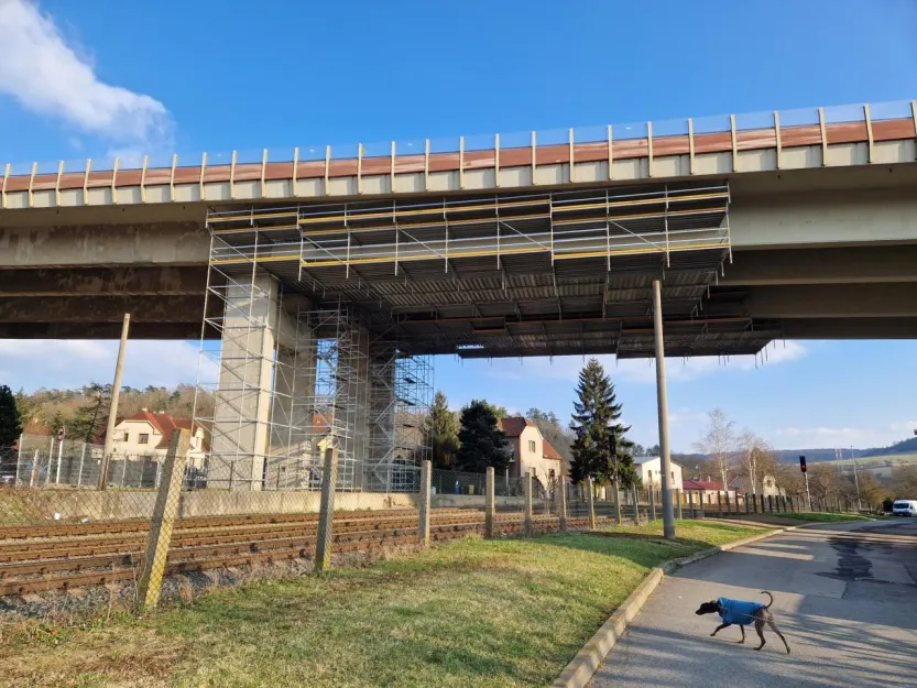 Stavební firma bude v noci od 7. do 11. dubna demontovat lešení na dálničním mostu