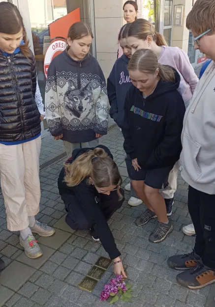 Aby si někdo kámen mohl přečíst, musí se před obětí sklonit